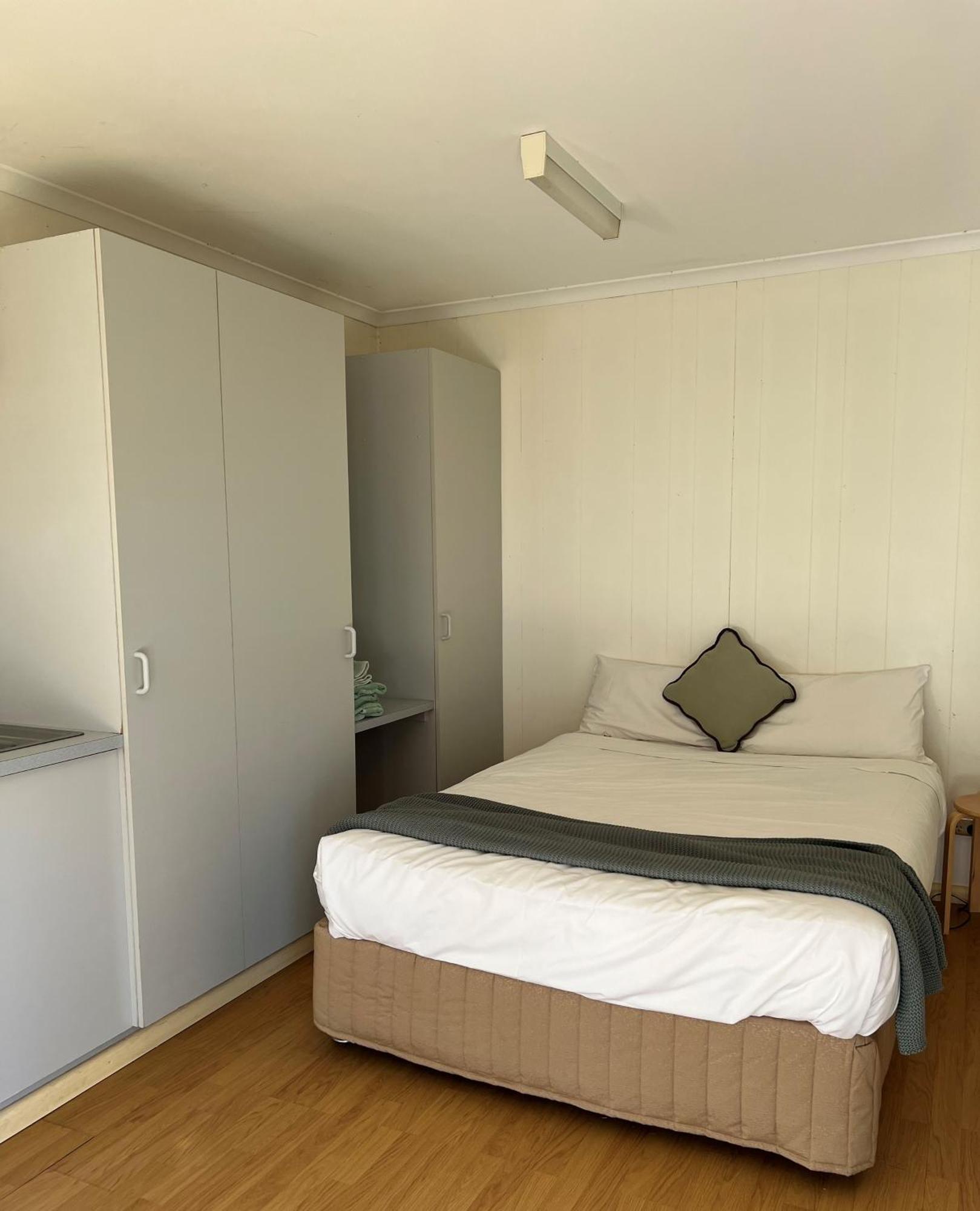 Pioneer Tourist Park Hotel Deniliquin Exterior photo
