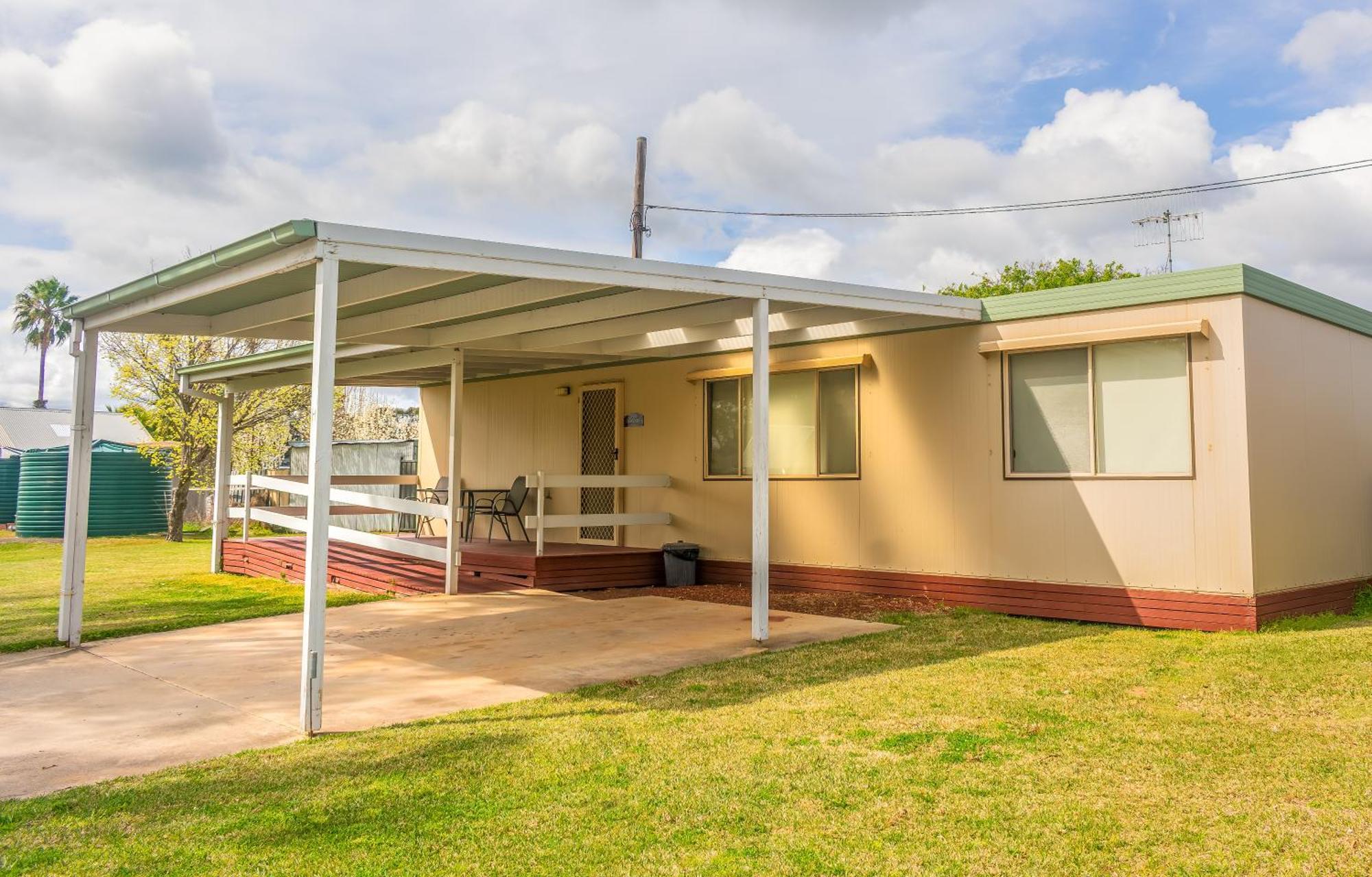 Pioneer Tourist Park Hotel Deniliquin Exterior photo